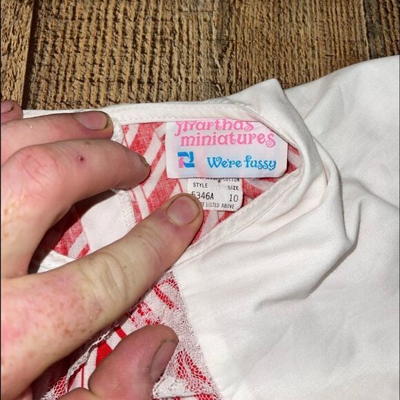 Martha's Miniatures We're Fussy VTG 80s Red Dress Sz 10 Lace Collar Bells. - Picture 4 of 7